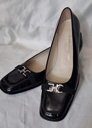 Туфли (балетки) женские salvatore ferragamo из натуральной лаковой кожи 42 г.