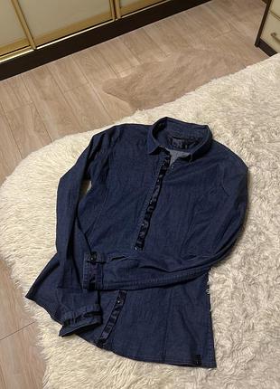 Жіноча темно-синя джинсова сорочка calvin klein приталеного силуету.