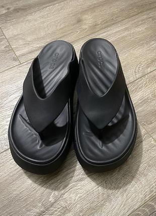 Вʼєтнамки на платформі crocs gataway platform flip чорні
