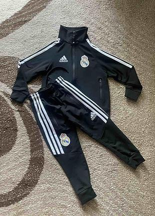 Детский спортивный костюм adidas real madrid выполнен в классическом спортивном стиле.на 2-3 рочки