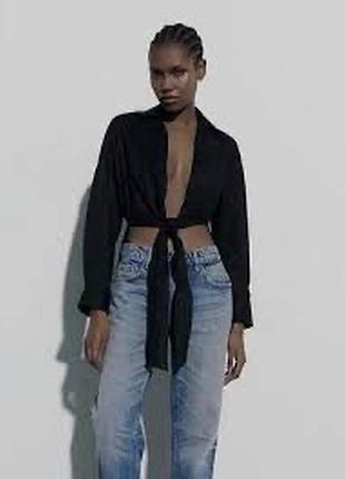 Укорочена чорна блузка (кроп-топ) від бренду zara з довгими рукавами, коміром та характерними зав'язками спереду