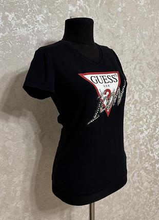 Чорна футболка з логотипом guess