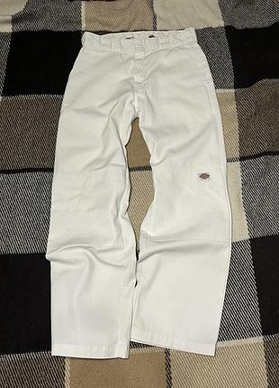 Білі джинси від бренду dickies розмір 32 (l) стан у них ідеальний джинсовий гарний матеріал  мае маленький дефект який вказаний на фото