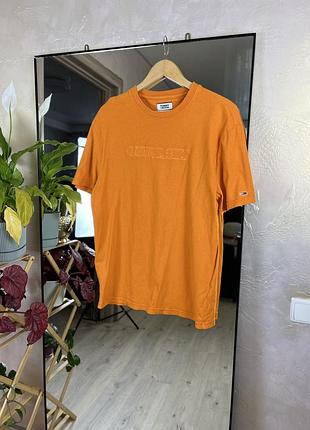 Яскрава футболка tommy jeans з об'ємним вишитим лого