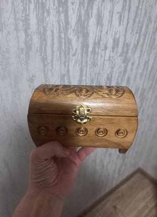 Різьблена шкатулка з карпатського дерева вирізняється унікальним ручним візерунком та латунним замком.