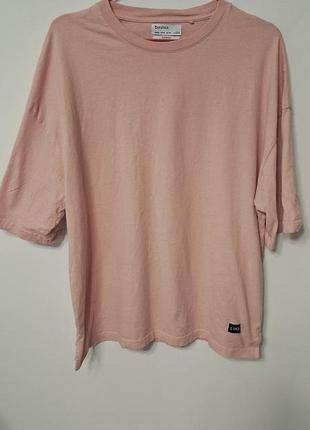 Футболка женская свет розовая over size bershka, размер m - l.