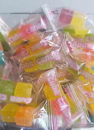 Леденцы мелкие куб cube candy. конфеты-кубики с буквами фруктовые 500г
