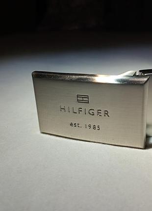 Aвтоматическая пряжка для ремня от известного американского бренда tommy hilfiger.