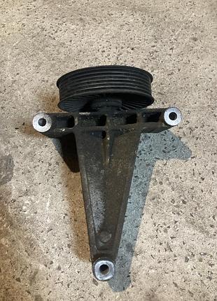 Кронштейн натяжного ролика обманка кондиционера 6112341039 mercedes (w639)