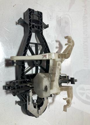 Механизм ручки двери правой caddy vag 2k5843352b