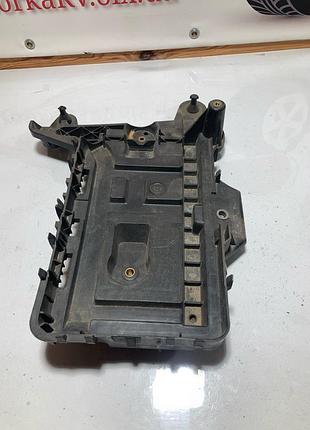 1k0915333 підставка під акумулятор volkswagen tiguan 09-17