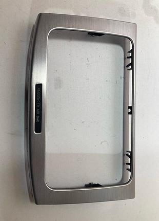 Рамка дисплея автомагнітоли (накладка) volkswagen passat 3c0858069p