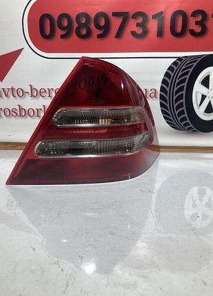 Б/у задній ліхтар правий mercedes-benz c-class w203 седан 2038200164
