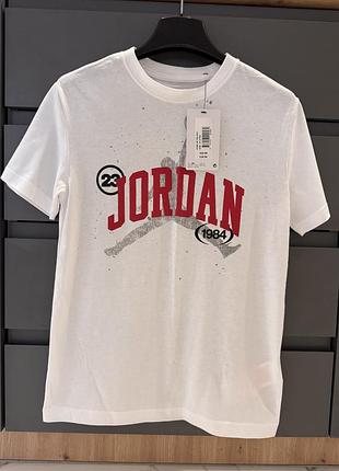 Nike jordan біла футболка на 10-12 років оригінал