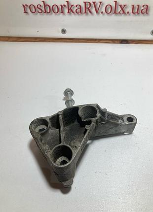 Кронштейн правой подушки двигателя renault 1.5 dci, 8200392639