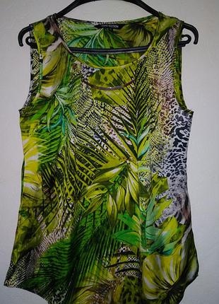 Зеленая блуза в актуальный растительный принт