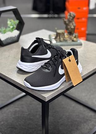 Бігові кросівки nike revolution 6 next nature у чорному кольорі з білим логотипом.