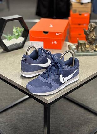 Чоловічі кросівки nike md runner 2 (артикул 749794-410) у темно-синьому кольорі.