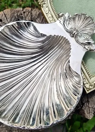 Старинная изысканная икорница, глубокое серебро.