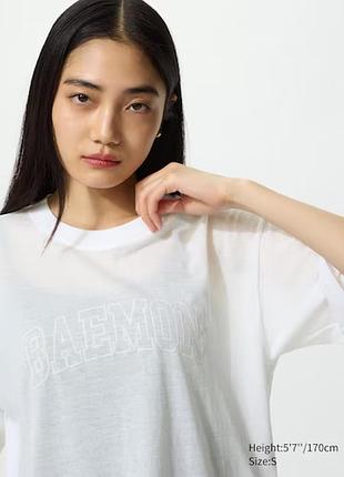 Біла футболка з графікою babymonster ut uniqlo