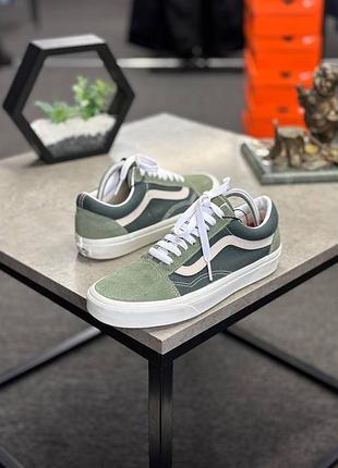 Стильні зелені кеди vans old skool. вони виготовлені з комбінації міцного текстилю та високоякісної замші, а також доповнені фірмовими білими смужками