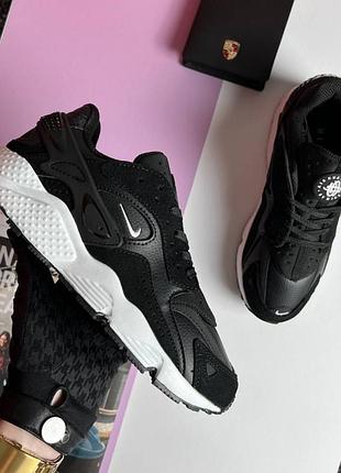 Женские кроссовки nike air huarache black white
