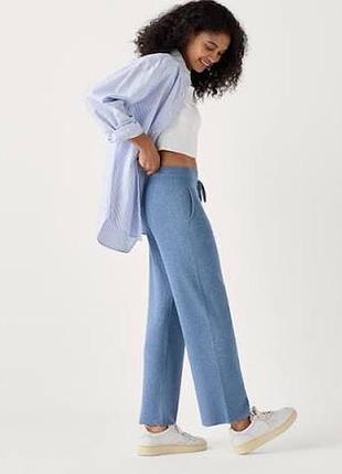 Голубые спортивные трикотажные брюки uniqlo в рубчик