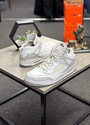 Кросівки air jordan spizike low white. вони виготовлені в класичному білому кольорі