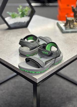 Дитячі спортивні сандалії teva psyclone xlt у сірому кольорі з яскравими зеленими деталями. це легка та зручна модель для активного літа.