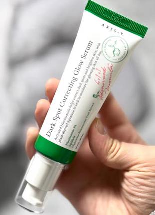Сироватка axis-y dark spot correcting glow serum, призначена для освітлення темних плям та надання шкірі сяйва