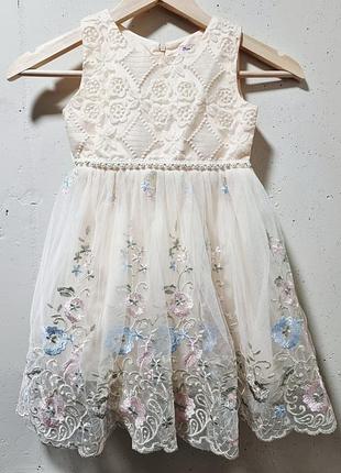 Детское праздничное платье, вышитое, украшенное жемчужинками, с подкладкой.