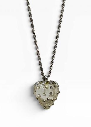 Кулон ‘полуницяʼ від kenneth jay lane.  колекція fruit salad jewelry, сша. колекція випускалась з 1992 року.