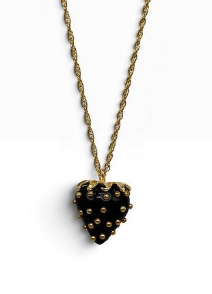 Кулон ‘полуницяʼ від kenneth jay lane.  колекція fruit salad jewelry, сша. колекція випускалась з 1992 року.