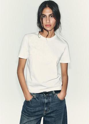 Жіноча базова футболка з рельєфними квітами zara розмір м