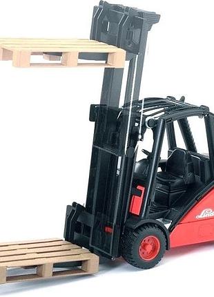 Іграшковий вилковий навантажувач bruder linde h30d з 2 палетами, масштаб 1:16