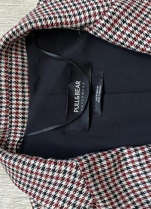 Піджак pull&bear виконаний у класичному стилі з принтом «гусяча лапка» червоного, чорного та білого кольорів