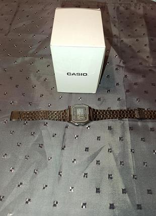 Продаю наручные часы casio с цифровым циферблатом. материалы: легкий полимерный корпус серого/графитового цвета и стальной браслет.