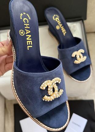 Шльопанці на танкетці босоніжки chanel шанель