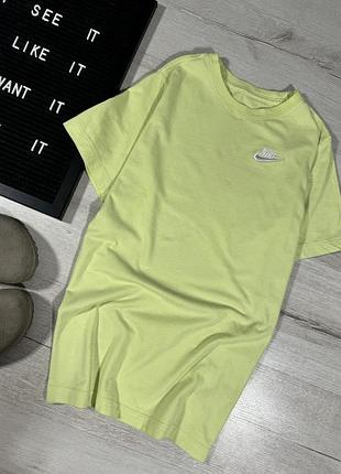 Яскрава футболка nike