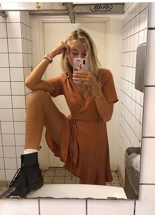 Платье на запах из вискозы песочное цвета кэмел