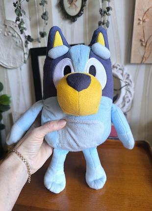 Оригинальная мягкая игрушка блуи (bluey) от moose toys — любимый персонаж малышей. озвучченный