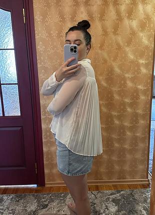 Біло-молочна класична блуза zara з ефектною плісированою спинкою