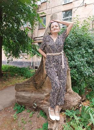 Женский комбинезон с хищным рисунком.