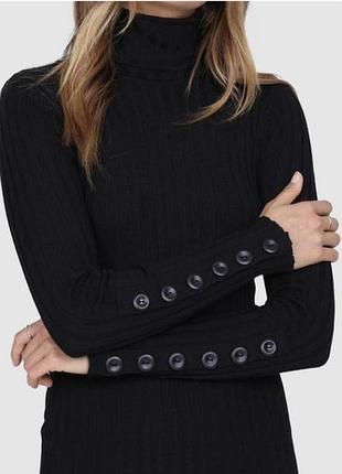 Чорна в'язана водолазка в рубчик з акцентом на рукавах розмір м zara