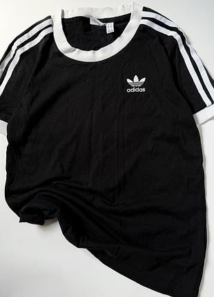Жіноча футболка adidas, трендова футболка oversize футболка адідас, жіночий топ, чорна футболка з надписом adidas , жіноча футболка adidas на лампасах