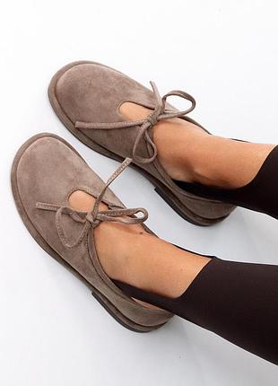 Дизайнерські бежеві замшеві туфлі на зав'язках у стилі barefoot