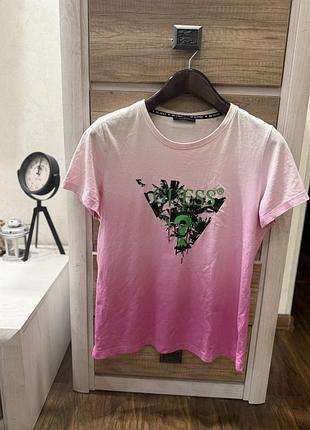Футболка від бренду guess