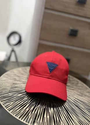 Кепка від бренду guess