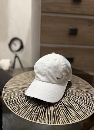 Кепка від бренду nike