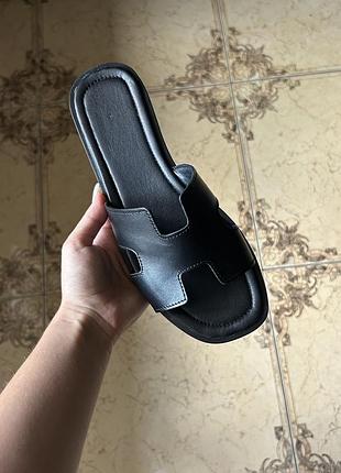 Шльопанці типу hermes